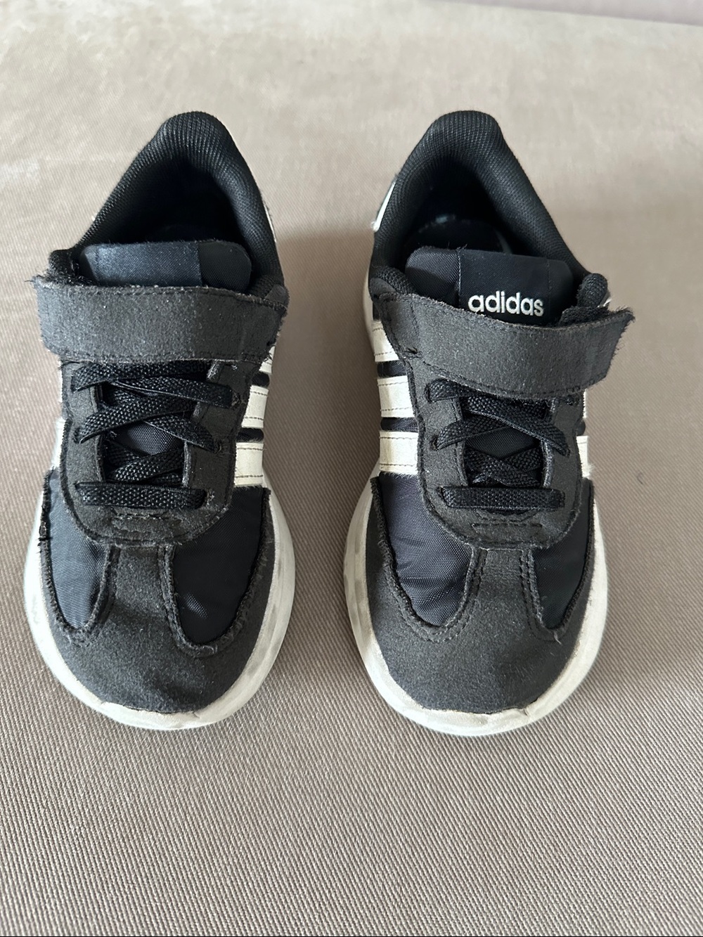 adidas Kids Black and White Retro Runner Sneakers Run to the 70s size 11.5